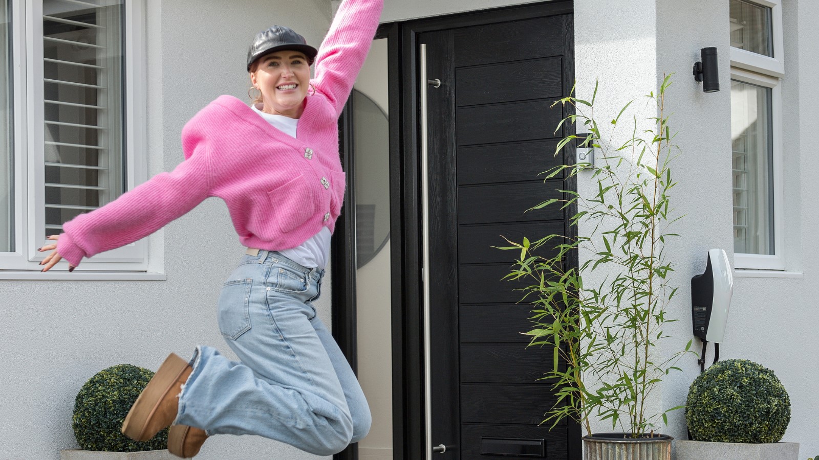 Holly Cooper of @theldnfamily in front of her Black Palermo Solid Solidor